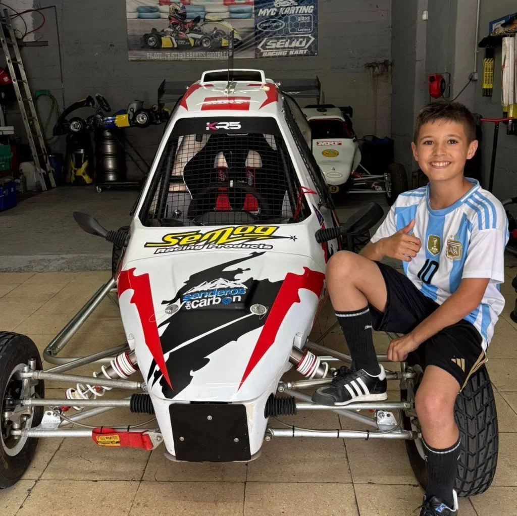 Cristian Ardines junto a su carcross
