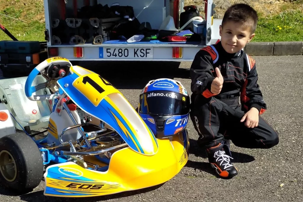 Cristian Ardines, junto al kart