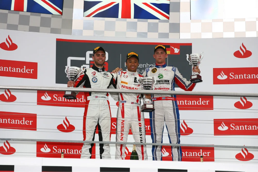 Jann Mardenborough celebra su victoria en GP3 en Hockenheim (Alemania), 2014. Completan el podio D. Zamparelli y J. Eriksson.