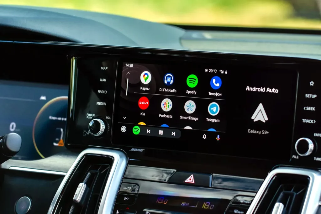 Aplicaciones de Android Auto en pantalla de infoentretenimiento de un coche.