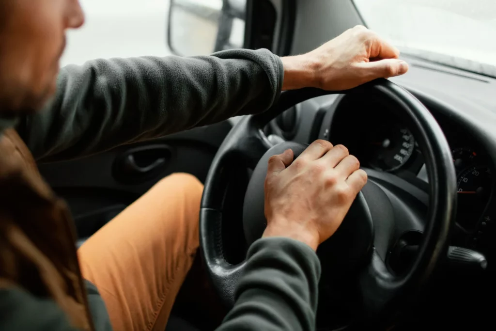 Coche moderno calentándose antes de iniciar la marcha