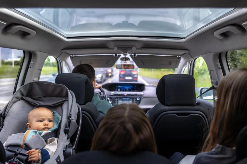 Bebé viajando a contramarcha en el coche