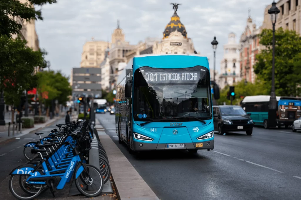 Autobús de la EMT Madrid en calle Alcalá con Gran Vía
