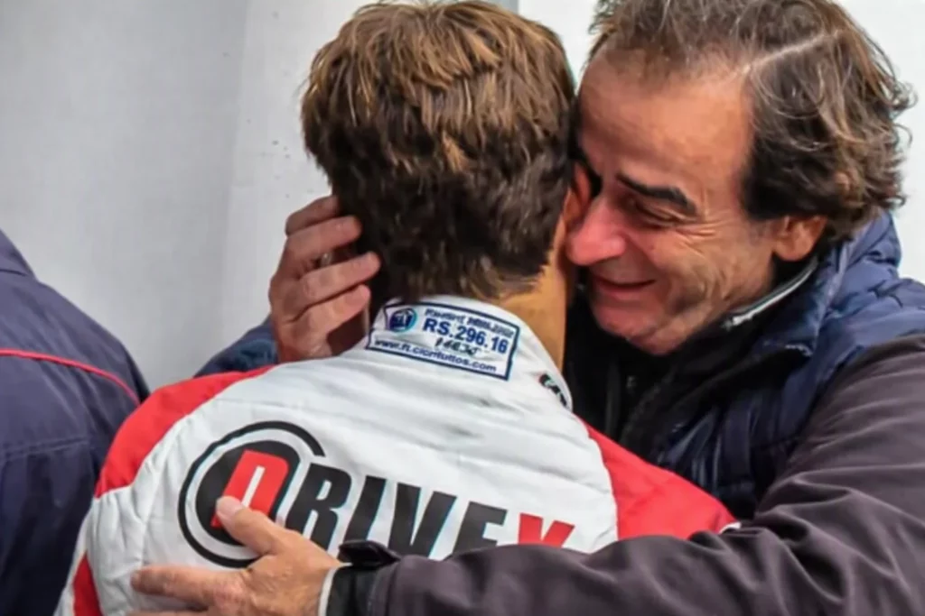 Franco Colapinto se abraza con su padre Aníbal tras ganar en Fórmula 4 en 2019