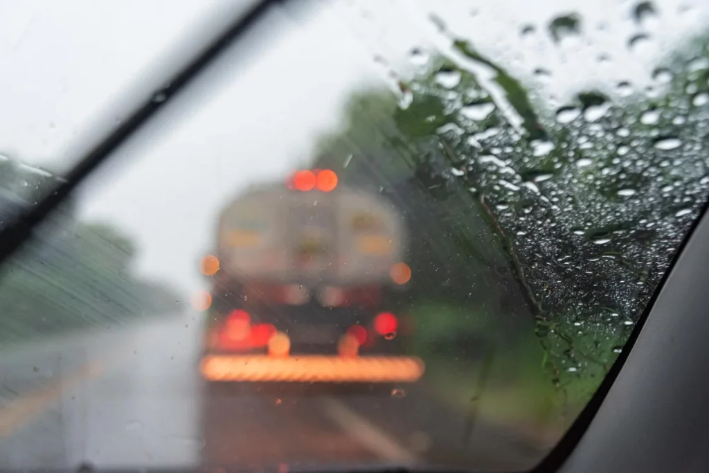 Parabrisas empañado y mojado por la lluvia